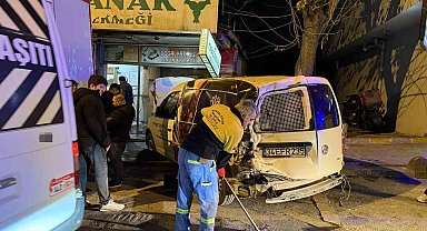 Bahçelievler'de kamyonun çarptığı araç fırına girdi, o anlar kamerada