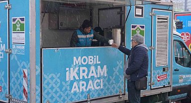 Bahçelievler'de kar mesaisi: Tuzlama, temizlik ve sıcak çorba ikramı