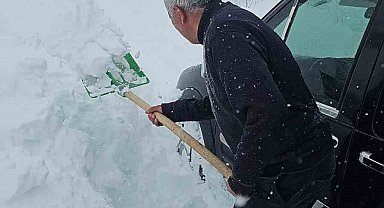 Bahçesaray'da çığ faciası son anda atlatıldı: Araçtaki aile ölümden döndü