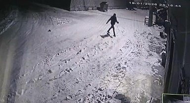 Bahçesine giren kurtları çaydanlıktaki sıcak suyla kovaladı