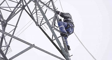 Bakan Bayraktar: "Vatandaşlarımıza kesintisiz enerji akışı sağlamak için ekiplerimiz 7 gün 24 saat sahada"