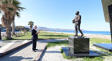 Bakan Bolat, KKTC'de şehit Yüzbaşı Cengiz Topel'in anıtını ziyaret etti