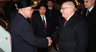 Bakan Güler, Türkiye'ye gelen Malezya Başbakanı İbrahim'i havaalanında karşıladı