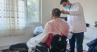 Balıkesir'de 'yakın berber' uygulaması: İlçe ilçe dolaşarak hizmete devam ediyor