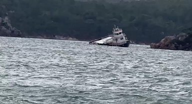 Balıkesir'de fırtına nedeniyle 25 metrelik feribot koya sürüklenerek karaya oturdu