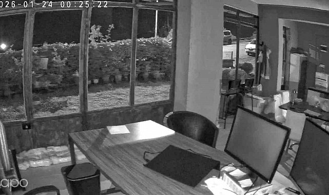 Balıkesir'de meydana gelen deprem Bursa'da işyerinin kamerasına yansıdı