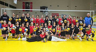 Balıkesir'de öğrenciler sömestr tatilini spor salonunda geçiriyor