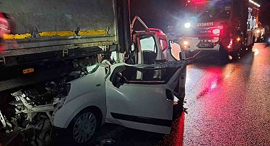 Balıkesir'de otomobil tıra arkadan çarptı; 1 yaralı