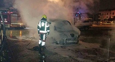 Balıkesir'de park halindeki ticari araç yandı