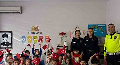 Balıkesir'de polisler miniklere trafik eğitimi verdi