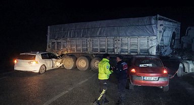 Bandırma'da otomobiller sisli yolda tır dorsesine çarptı: 8 yaralı