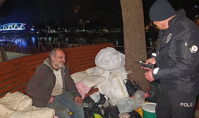 Bankta hayatını sürdüren adam, otelde konaklamayı kabul etmedi