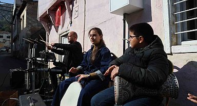 Barış Manço, annesiyle bir dönem yaşadığı evin önünde anıldı