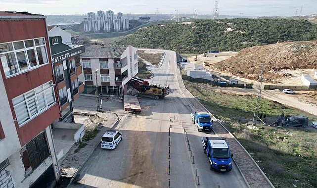Başakşehir'de binaya saplanan vinci çıkarma çalışmaları 28. saate girdi