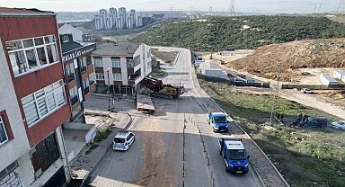 Başakşehir'de binaya saplanan vinci çıkarma çalışmaları 28. saate girdi