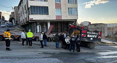 Başakşehir'de binaya saplanan vincin çıkartılma çalışmaları 5 saattir devam ediyor