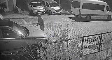 Başakşehir'de gece yarısı levyeli saldırı: Park halindeki aracı parçaladı