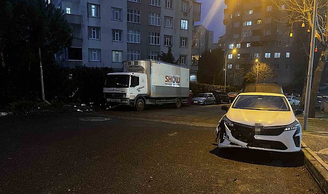 Başakşehir'de park halindeyken freni boşalan tır 5 araca çarptı: 2 araç kullanılamaz hale geldi