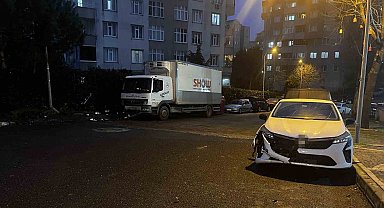 Başakşehir'de park halindeyken freni boşalan tır 5 araca çarptı: 2 araç kullanılamaz hale geldi