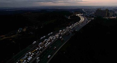 Başakşehir'de zincirleme kaza sonrası oluşan trafik yoğunluğu havadan görüntülendi