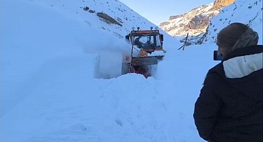 Başkale'de çığ nedeniyle kapanan yol ulaşıma açıldı
