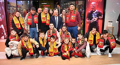 Başkan Büuyükkılıç, AVM'de esnaf ve vatandaşlarla buluştu