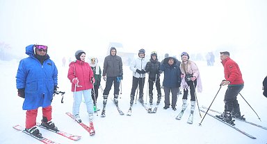 Başkan Büyükkılıç, Erciyes'te kayak tutkunlarıyla bir araya geldi
