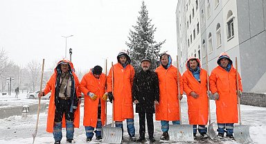 Başkan Çolakbayrakdar: "Gece gündüz demeden merkez ve kırsalda kar temizliği devam ediyor"