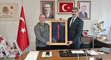 Başkan Polat'tan İHA muhabiri Dilsiz'e anlamlı hediye