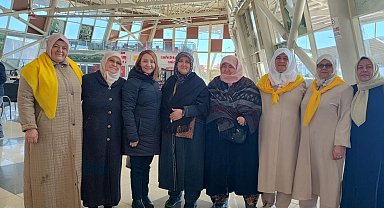 Başkan Tekin umre yolcularını dualarla uğurladı