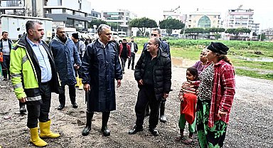 Başkan Uysal, sel baskınından zarar gören evlerde