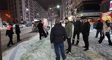 Başkan yolda kalan yolcuları evlerine ulaştırdı