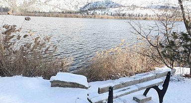 Başkentte etkili olan kar yağışı Eymir Gölü'nde kartpostallık görüntüler oluşturdu