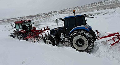 Batman kırsalında yollar kapandı, traktörler kara saplandı
