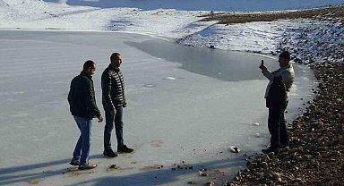 Batman'da donan göletin üstünde fotoğraf çektiler