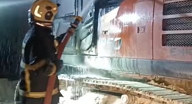 Batman'da iş makinesi yandı