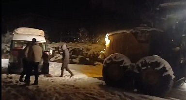 Batman'da köy yolunda mahsur kalan 10 kişi kurtarıldı