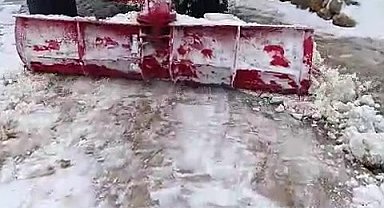 Batman'da muhtar, yolun kapanmaması için traktörle kar birikintilerini temizledi