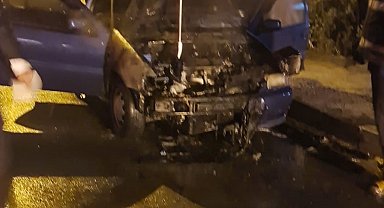 Batman'da park halindeyken yanan otomobil kullanılamaz hale geldi