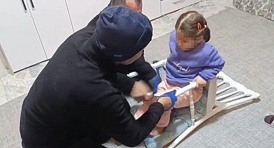 Batman'da sandalyeye sıkışan çocuğun imdadına itfaiye yetişti