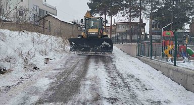 Battalgazi Belediyesi'nden okul bahçelerinde kar temizliği