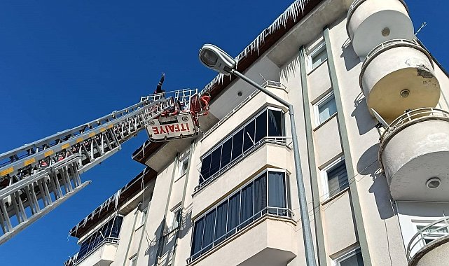 Bayburt'ta buz sarkıtları temizleniyor