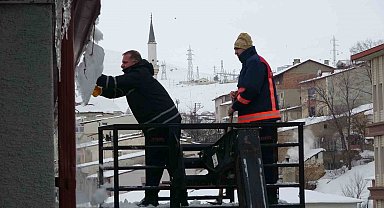 Bayburt'ta çatıdan düşen kar kütleleri park halindeki 2 araca zarar verdi: Bir otomobil hurdaya döndü