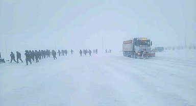 Bayburt'ta kar nedeniyle yolda kalan sürücülerin yardımına ekipler yetişti