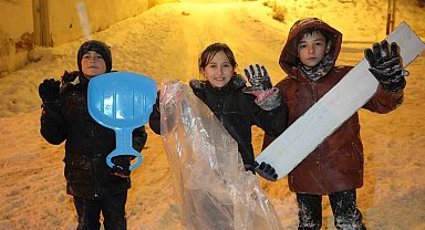 Bayburt'ta kar tatilini fırsat bilen çocuklar soluğu dışarıda aldı