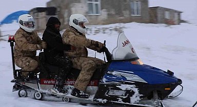 Bayburt'ta kar ve tipi nedeniyle hastaneye gidemeyen vatandaşa jandarma yetişti