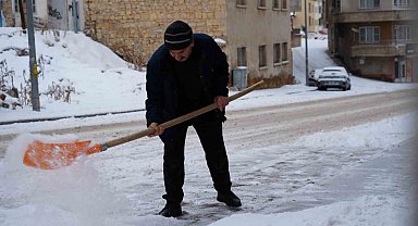 Bayburt'ta kar yağışı aralıklarla devam ediyor