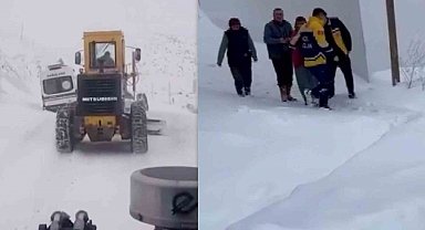 Bayburt'ta kara saplanan ambulans ekiplerce kurtarıldı
