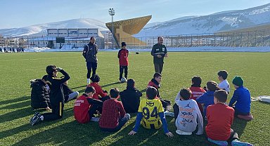 Bayburt'ta minik sporculara bilinçli teknoloji kullanımı anlatıldı