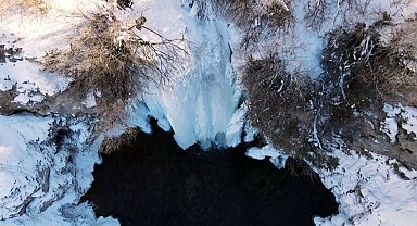 Bayburt'ta Sırakayalar Şelalesi buz tuttu